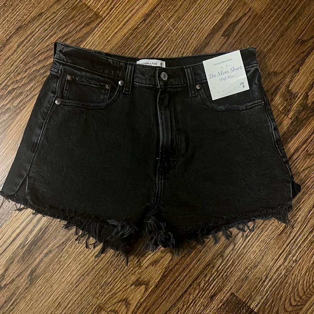 Abercrombie Black Jean Shorts The Mom Short
High Rise
29
8